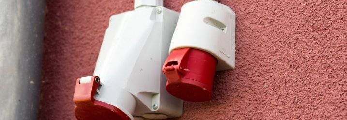 Zwei Starkstromstecker an Wand
